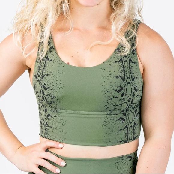 Curves N Combatboots NKD crop bra - Picture 3 of 3